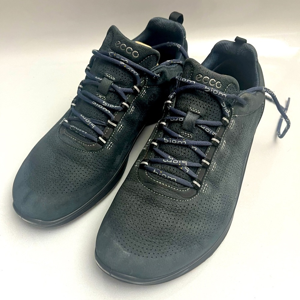 ECCO Women’s BIOM Fjuel Perforated Leather Athletic Sneaker size 6
